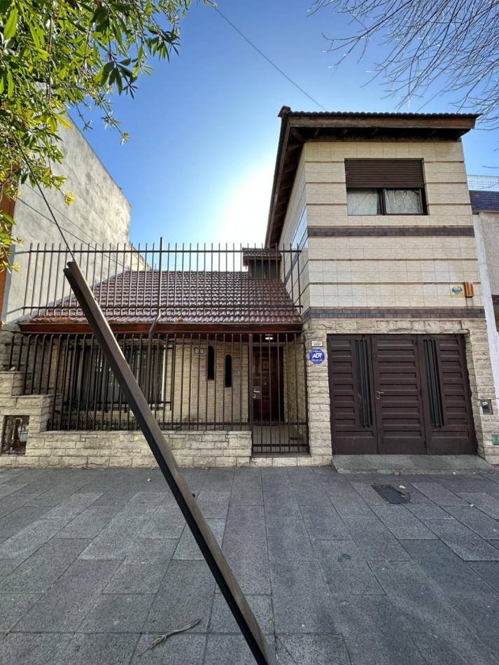 INTERESANTE CASA CON COCHERA, PATIO Y TERRAZA