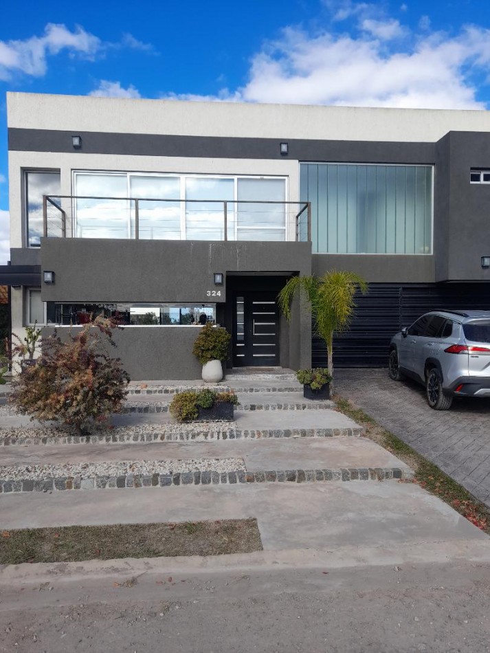 HERMOSA CASA 185M2 CUBIERTOS APROX. SOBRE LOTE DE 600M2