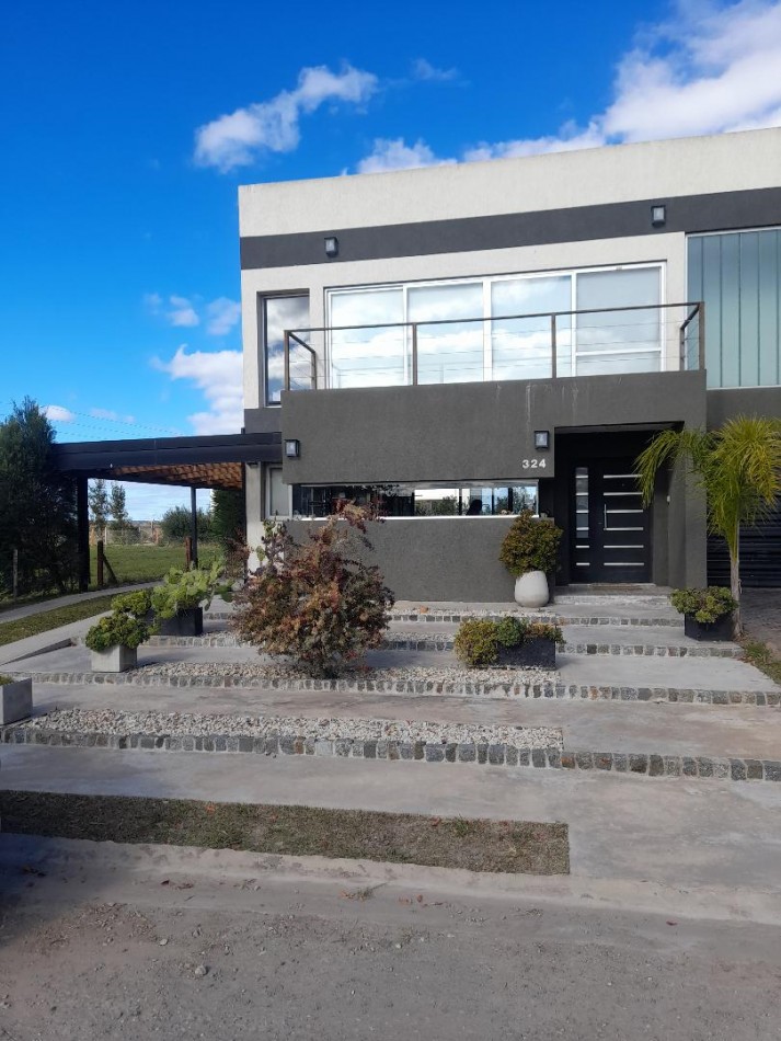 HERMOSA CASA 185M2 CUBIERTOS APROX. SOBRE LOTE DE 600M2