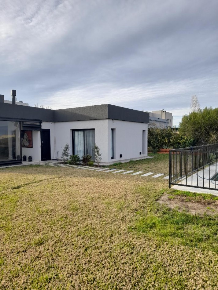 HERMOSA VIVIENDA EN UNA PLANTA EN BARRIO HORIZONTES AL SUR. JARDIN Y PISCINA