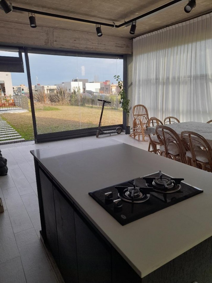 HERMOSA VIVIENDA EN UNA PLANTA EN BARRIO HORIZONTES AL SUR. JARDIN Y PISCINA