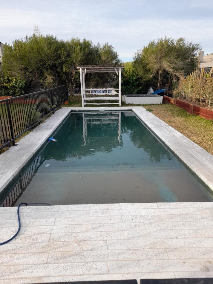 HERMOSA VIVIENDA EN UNA PLANTA EN BARRIO HORIZONTES AL SUR. JARDIN Y PISCINA