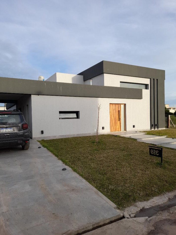 HERMOSA VIVIENDA EN UNA PLANTA EN BARRIO HORIZONTES AL SUR. JARDIN Y PISCINA