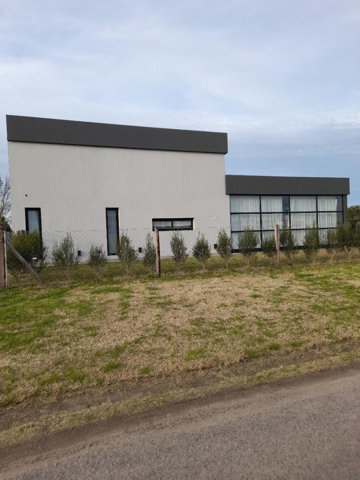 HERMOSA VIVIENDA EN UNA PLANTA EN BARRIO HORIZONTES AL SUR. JARDIN Y PISCINA