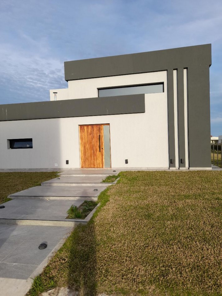 HERMOSA VIVIENDA EN UNA PLANTA EN BARRIO HORIZONTES AL SUR. JARDIN Y PISCINA