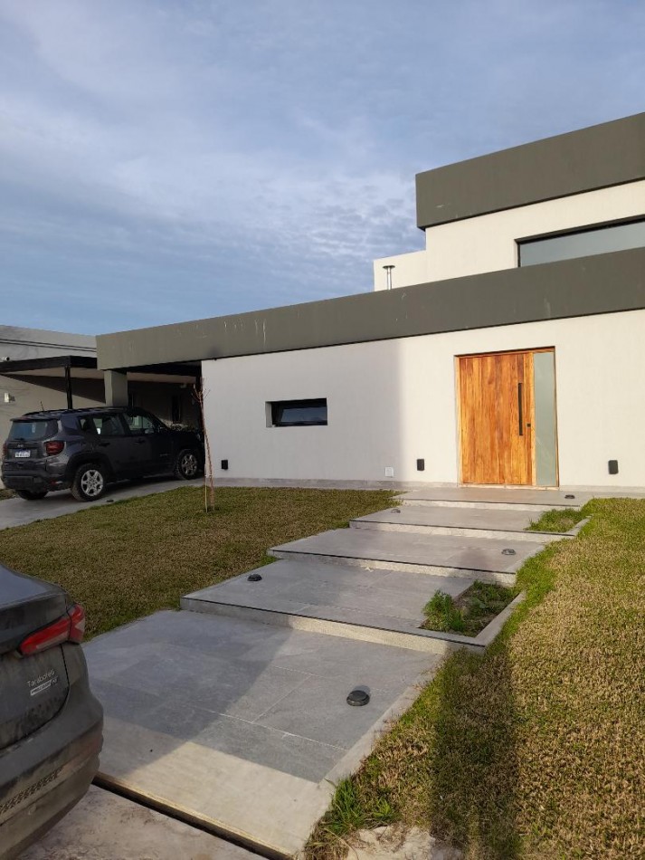 HERMOSA VIVIENDA EN UNA PLANTA EN BARRIO HORIZONTES AL SUR. JARDIN Y PISCINA