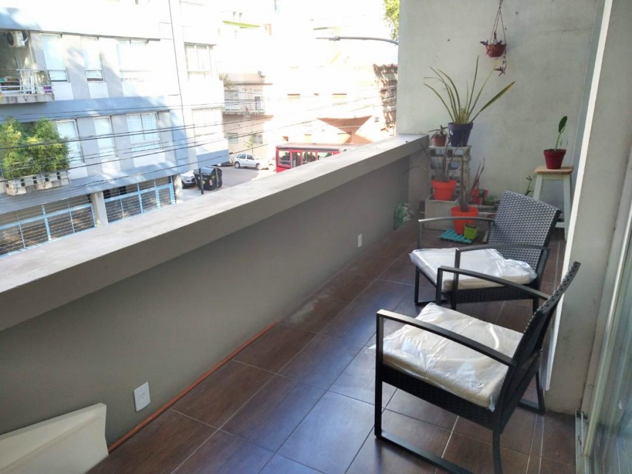 EXCELENTE DEPARTAMENTO  AL FRENTE CON BALCON  ATERRAZADO