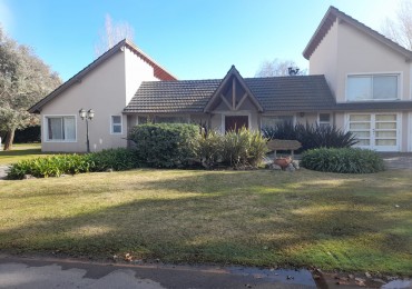 HERMOSA CASA CON PISCINA EN EL RECONOCIDO BARRIO EL LAUQUEN