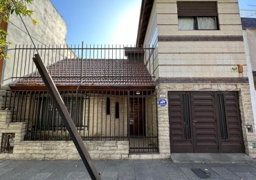 INTERESANTE CASA CON COCHERA, PATIO Y TERRAZA