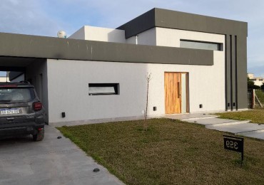 HERMOSA VIVIENDA EN UNA PLANTA EN BARRIO HORIZONTES AL SUR. JARDIN Y PISCINA