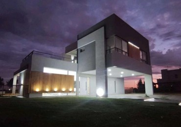 EXCELENTE VIVIENDA MINIMALISTA EN CLUB DE CAMPO HORIZONTES AL SUR